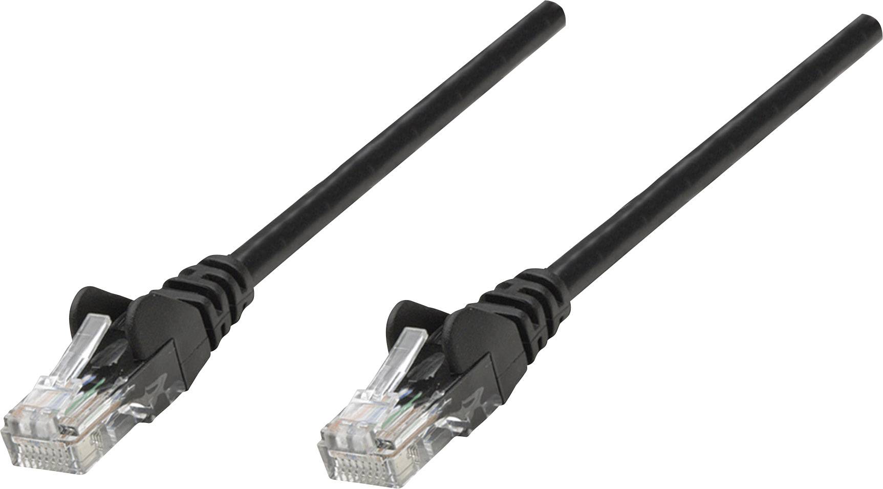 Dva černé ethernetové kabely s konektory RJ45 na bílém pozadí symbolizují síťové připojení nebo internetové připojení.