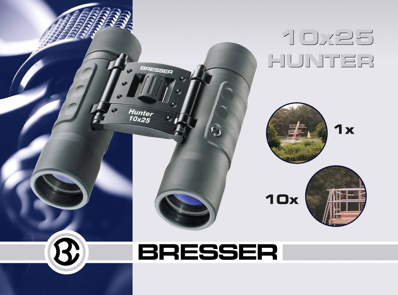 Dalekohled Bresser 10x25 Hunter. Zobrazuje zvětšení '1x' a '10x' objektu, např. posed v lese.