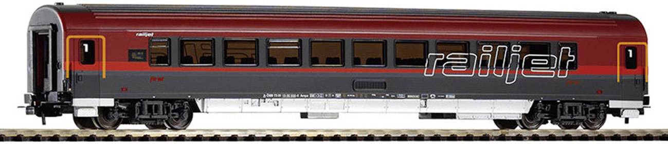 Červený a šedý vagon vlaku s nápisem 'railjet' na boku stojí na koleji.