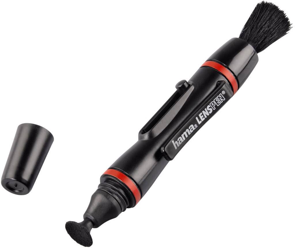 Černý čisticí pero na čočky se snímatelným víčkem a štětečkem, označené nápisem 'hama LENS PEN', leží otevřené na stole.