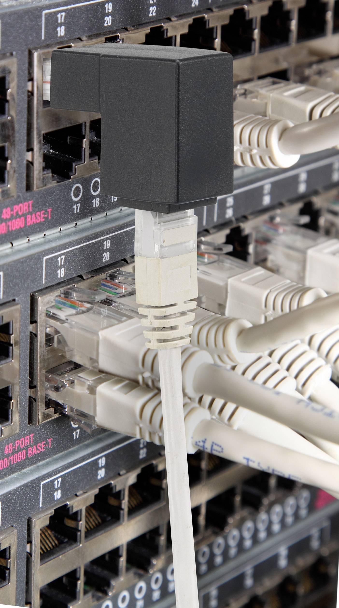 Síťový switch s mnoha zapojenými ethernetovými kabely, které umožňují připojení a přenos dat mezi zařízeními.