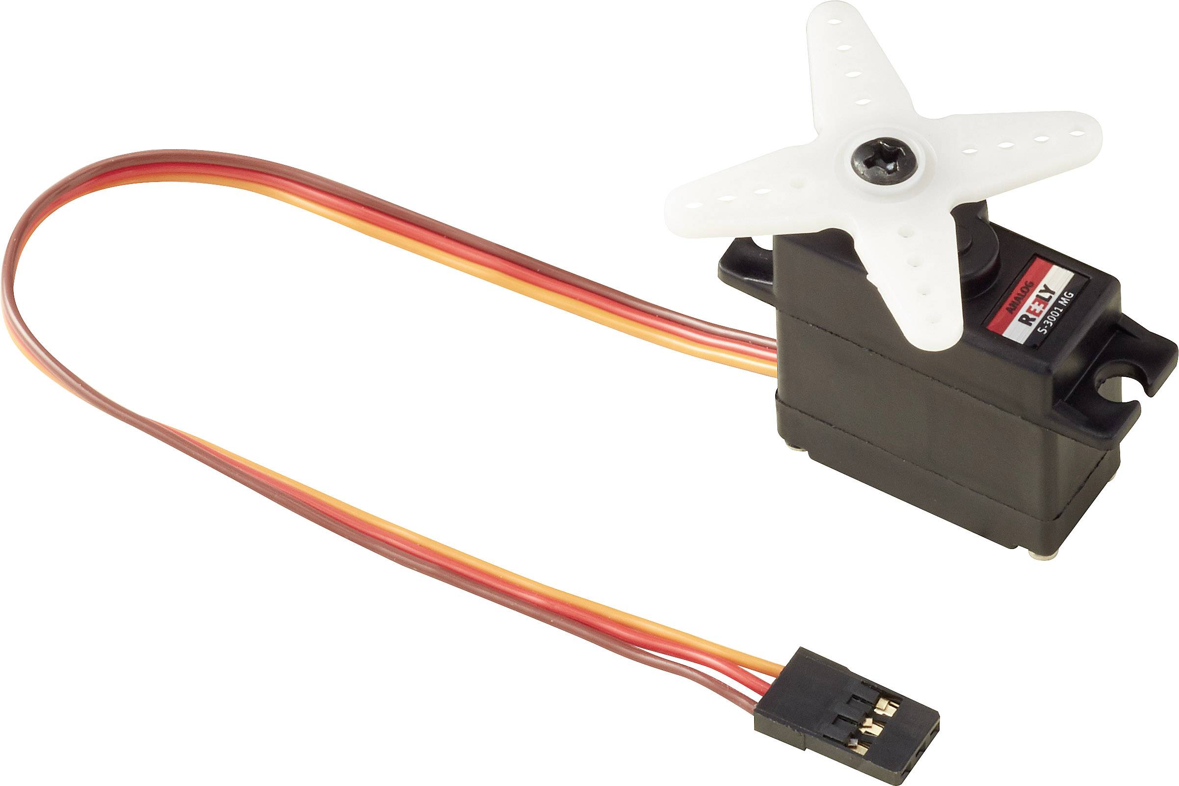 Černý servomotor s bílým křížovým nástavcem, propojený dlouhým třícestným kabelem s třípólovým konektorem.