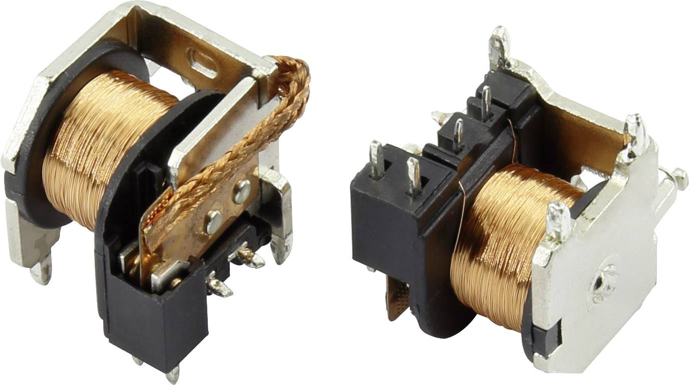 Dva miniaturní relé s měděnými cívkami a kovovými prvky, ležící vedle sebe. Elektronické komponenty pro řízení elektrických obvodů.