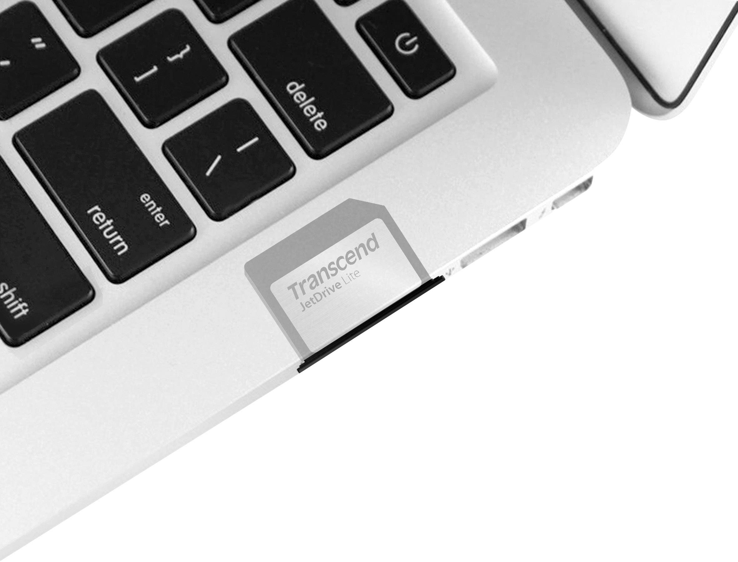 Stříbrný laptop s paměťovou kartou Transcend JetDrive Lite v slotu na SD kartu, vedle kláves 'return' a 'delete'.