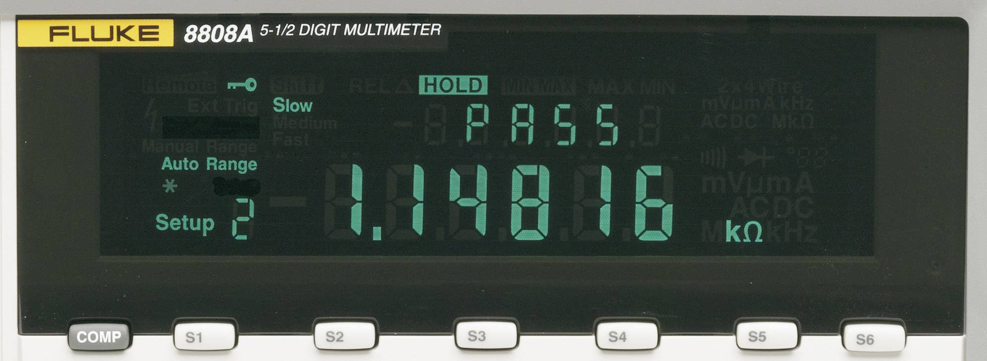 Displej digitálního multimetru zobrazuje 'HOLD PASS 1,14816 kΩ'.