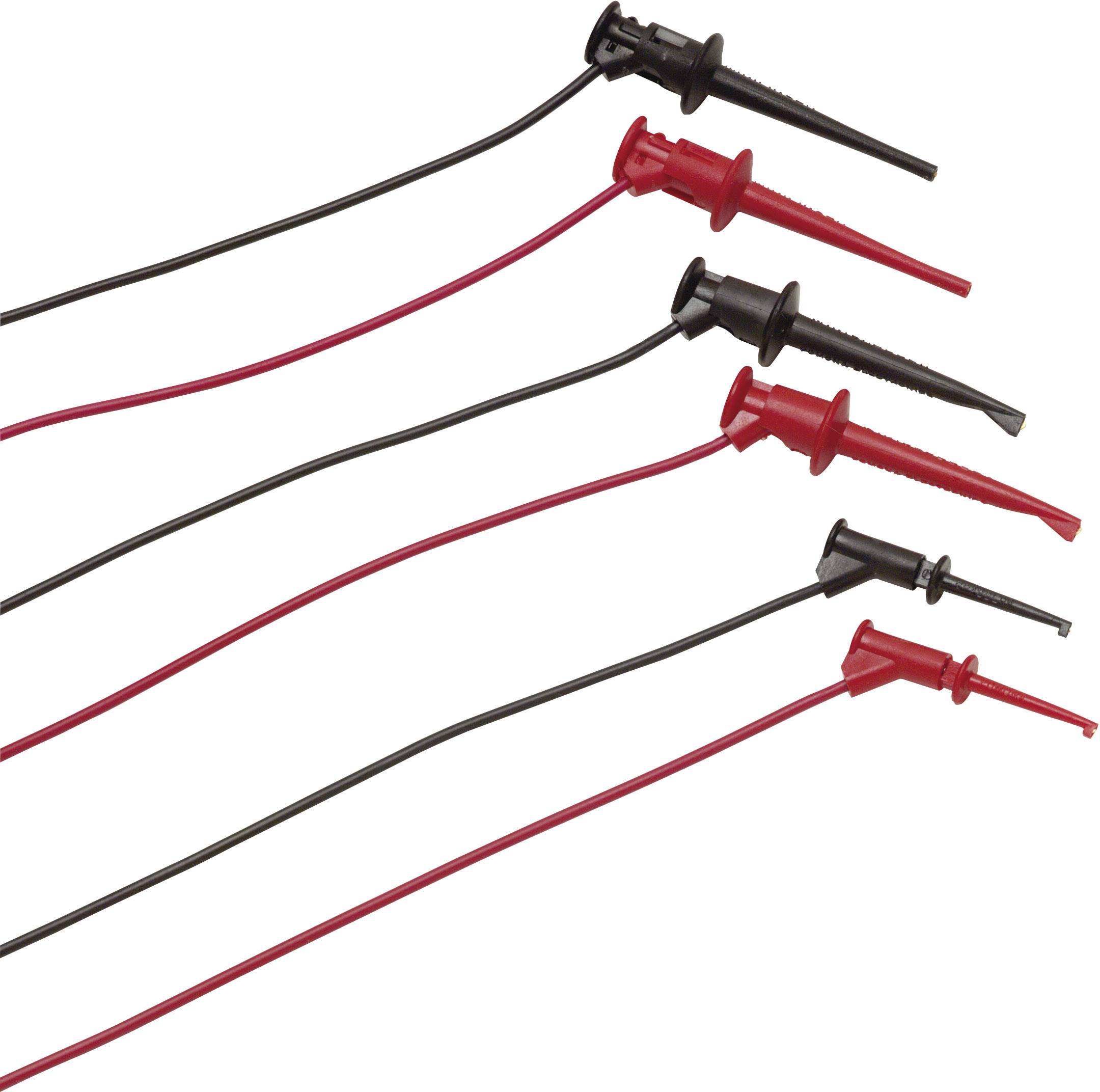 Černé a červené svorky krokosvorky s kabely pro připojení elektrických zařízení.
