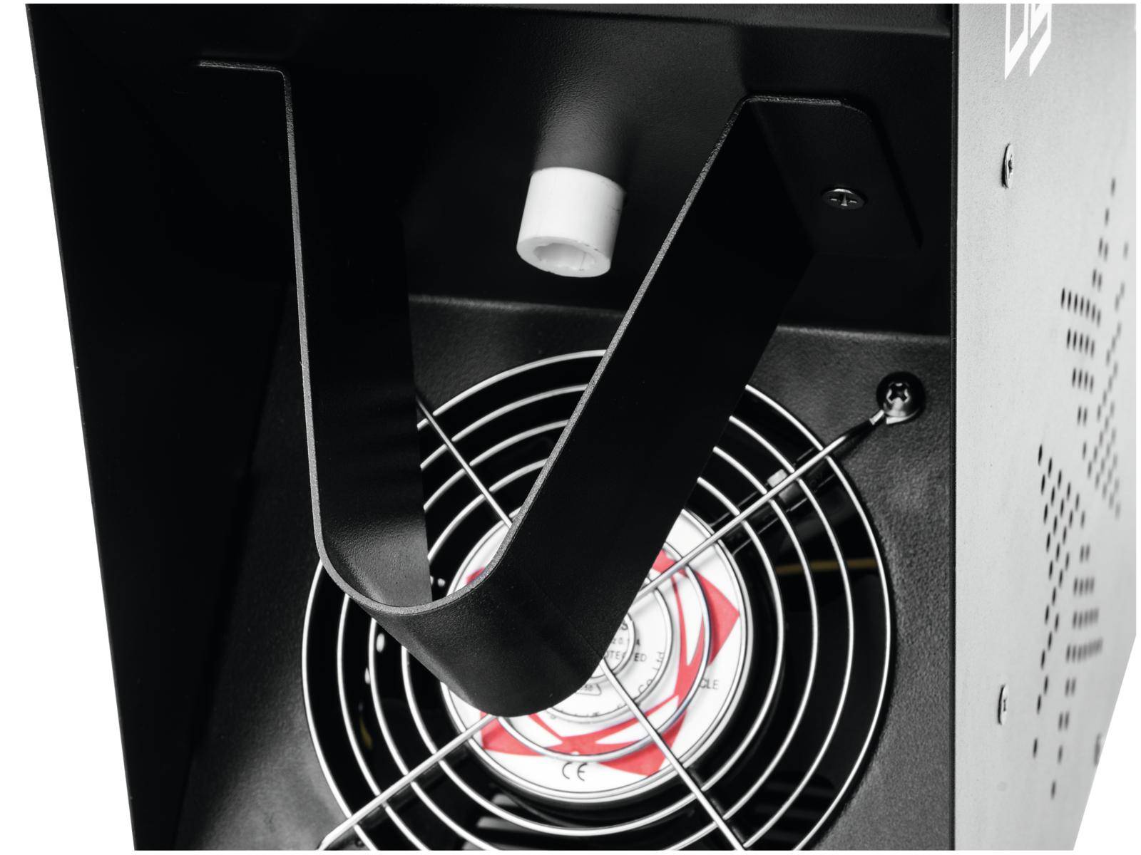 Větrací otvor elektronického zařízení s viditelným ventilátorem a krytem, pravděpodobně součást chladicího systému.