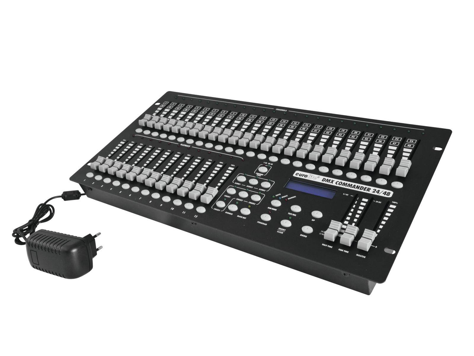 Světelný ovládací pult s několika posuvnými ovladači a tlačítky, vedle něj napájecí zdroj. Ideální pro ovládání jevištního osvětlení.