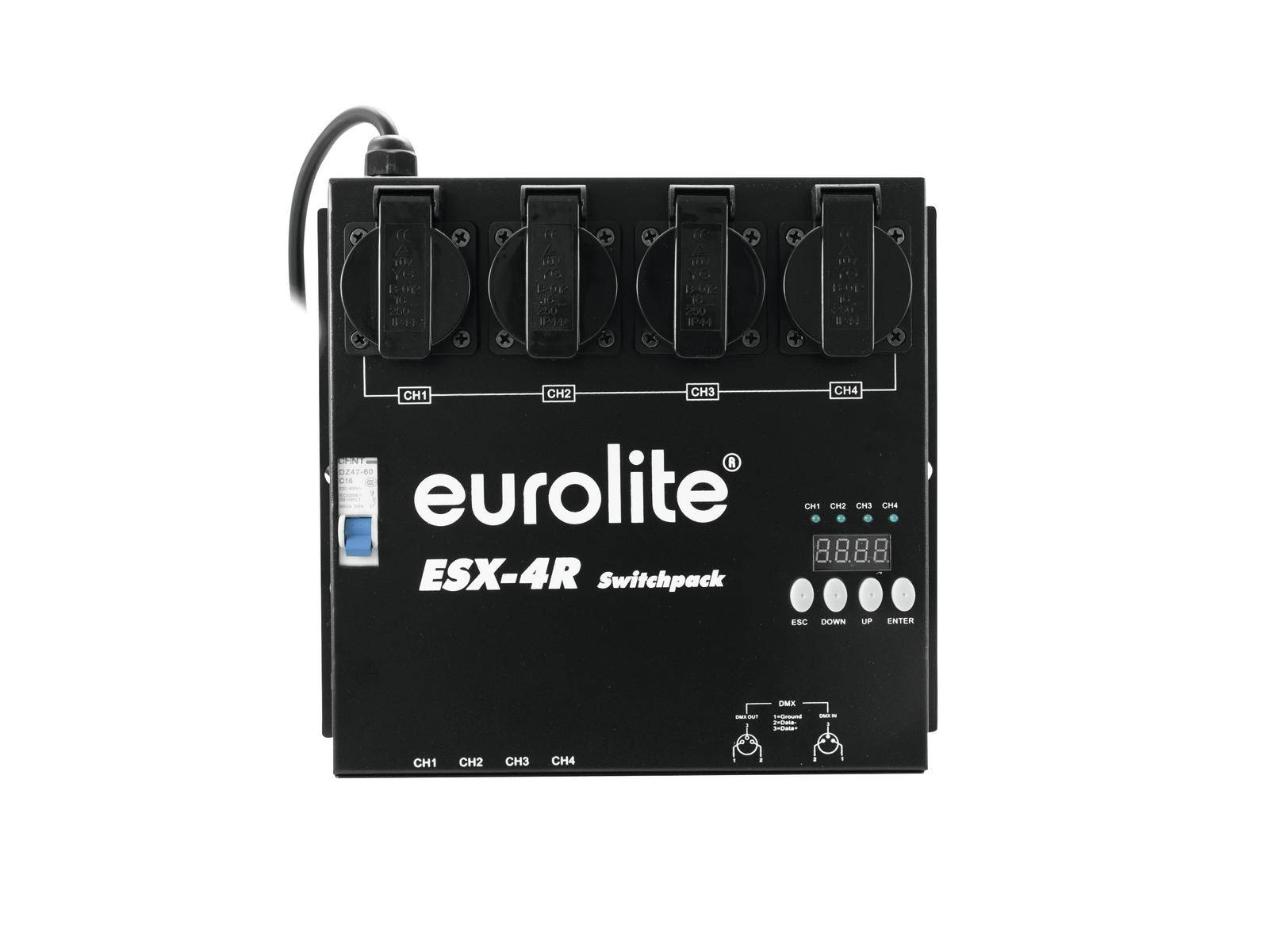 Černý Eurolite ESX-4R rozvaděč se čtyřmi zásuvkami a digitálním displejem. Vstupní a výstupní přípojky umístěny nahoře.