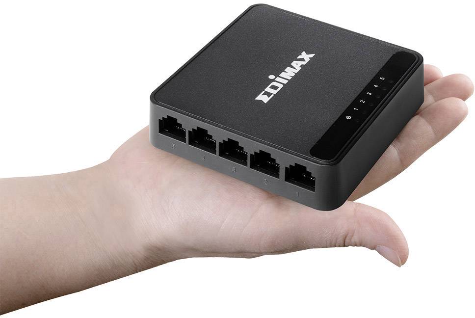 Malý černý síťový switch s pěti ethernetovými porty je držen v ruce.