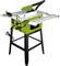 Zeleno-černá stolní kotoučová pila na nohách, s sklopnými prodlouženími a připojením pro odsávání prachu. Vhodná pro práci se dřevem.