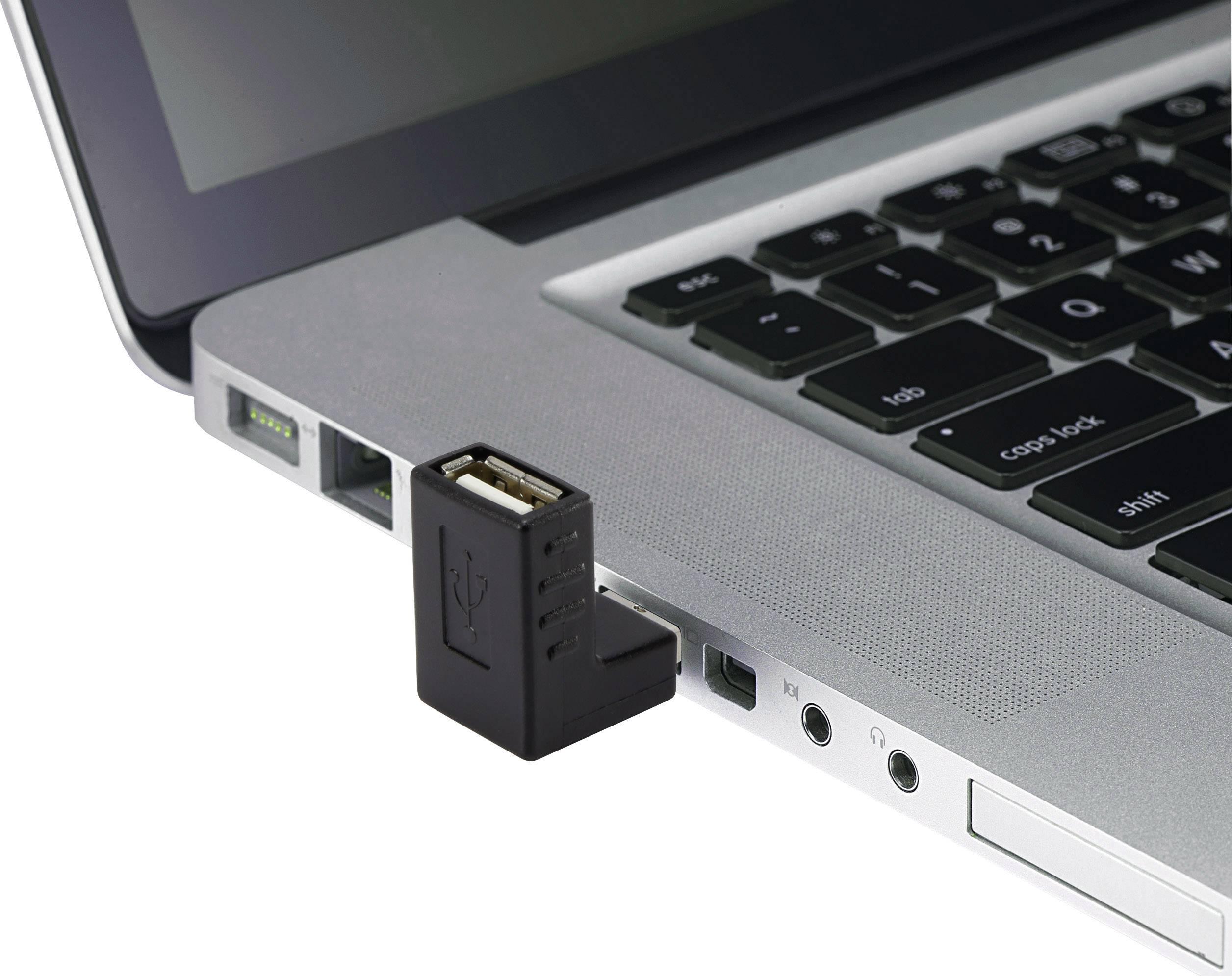 Notebook s černým USB flash diskem zapojeným do bočního portu. Disk lehce vyčnívá z USB konektoru.