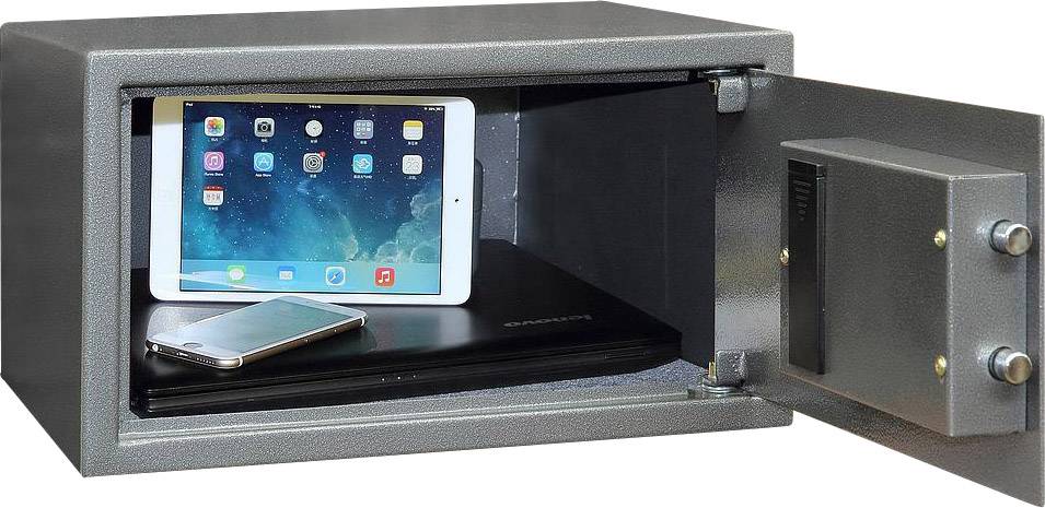 Otevřený trezor s tabletem, smartphonem a laptopem uvnitř.