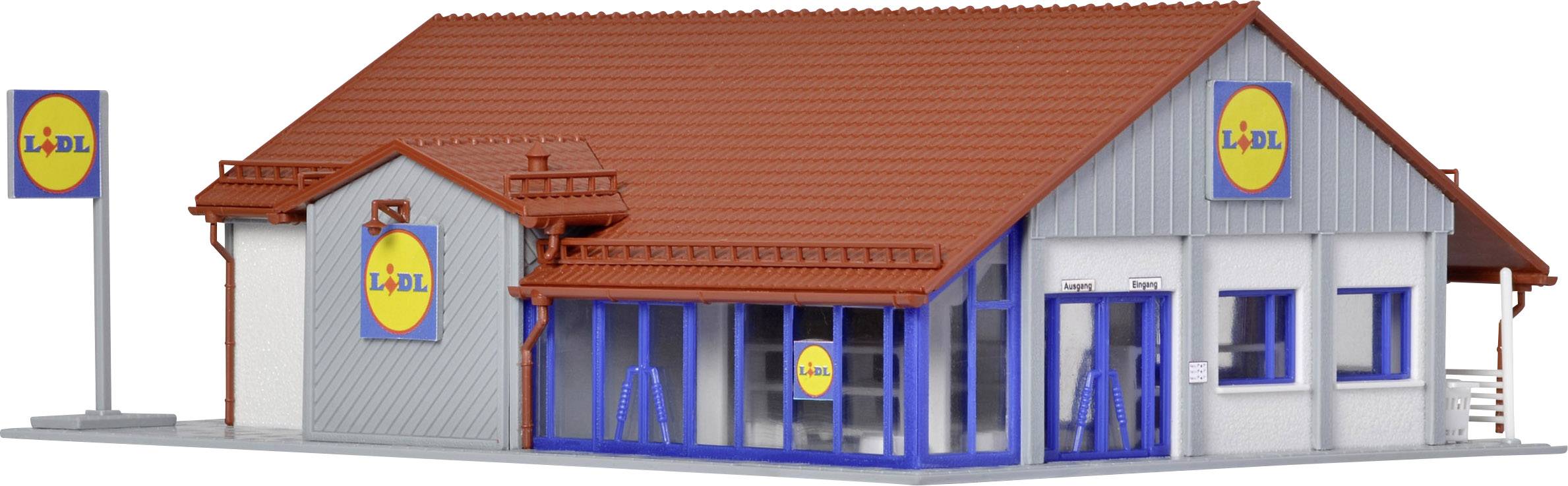 Malý model supermarketu Lidl s červenými střešními taškami, modrými dveřmi a několika logy Lidl na budově a cedulí.