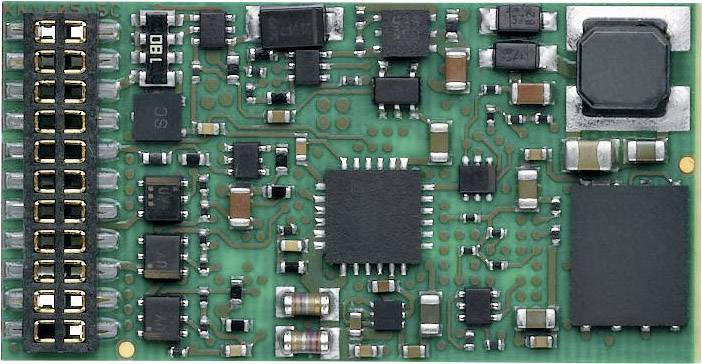 Zelená deska plošných spojů s integrovanými obvody a různými elektronickými komponenty.