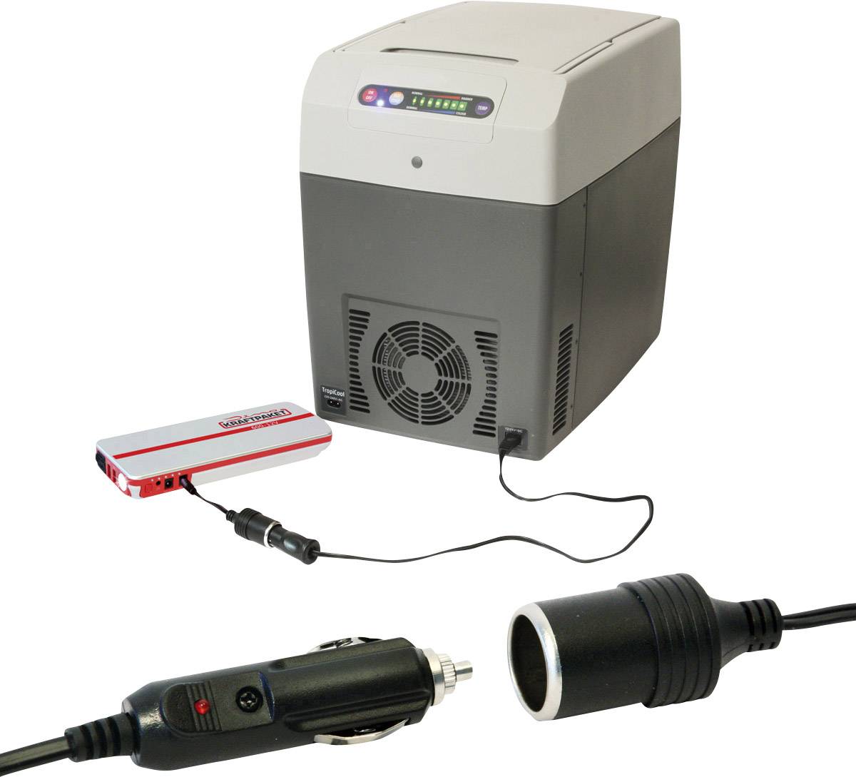 Termoelektrická chladicí box s ventilátorem, připojená přes kabel k adaptéru do autobaterie, na bílém pozadí.