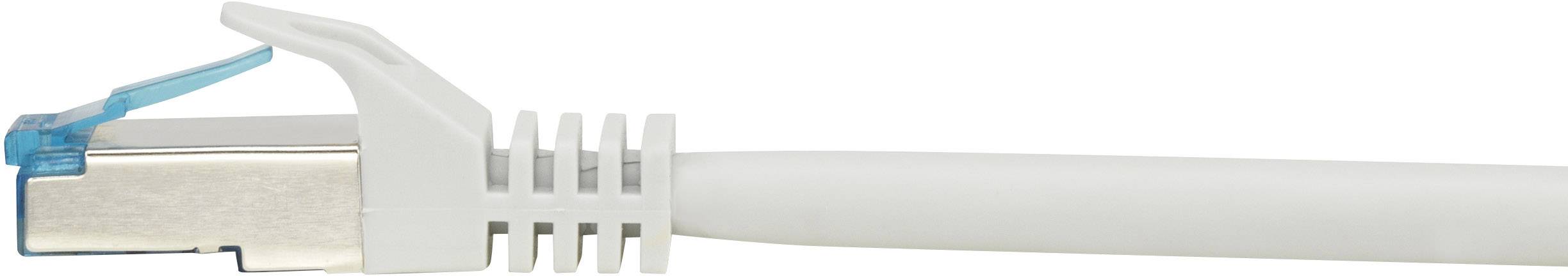 Bílý ethernetový kabel s konektorem RJ45, fotografovaný z boku.