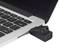 Laptop s VGA adaptérem připojeným k bočnímu portu. Adaptér má také port USB-C.