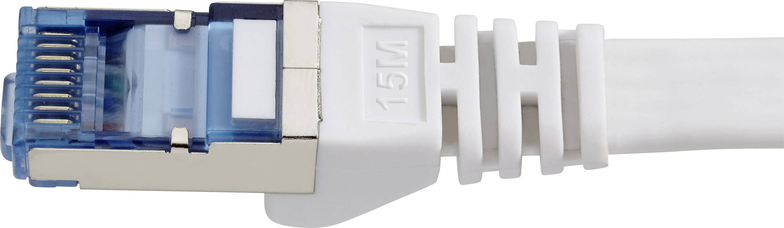 Detailní záběr bílého ethernetového kabelu s konektorem RJ45 označeným '15M'. Konektor je v modro-stříbrných barvách.