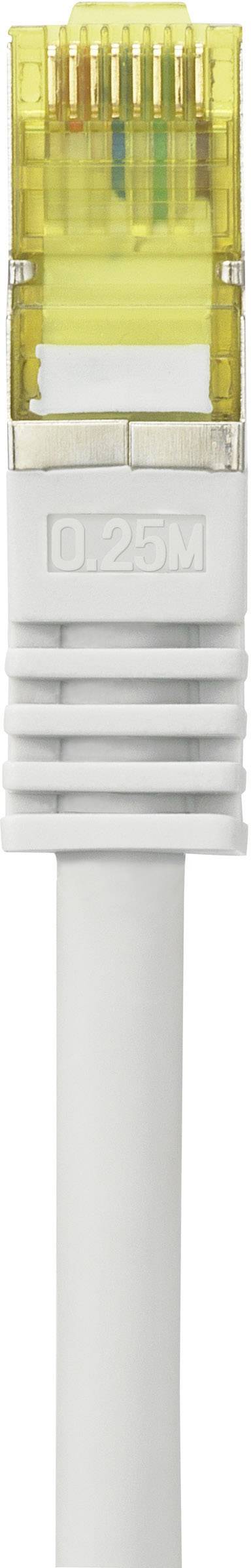 Detailní záběr žlutého síťového konektoru RJ45 s nápisem '0.25M' na bílém kabelu.