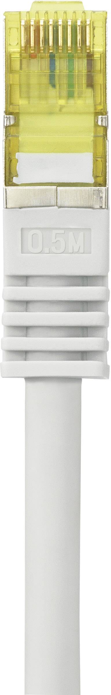 Bílý ethernetový kabel s žlutým konektorem, který se používá pro síťové připojení. Je dlouhý 0,5 metru.
