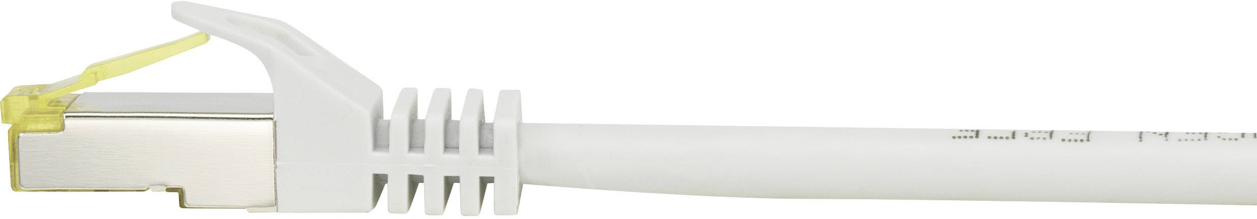 Bílý ethernetový kabel se žlutou koncovkou vyčnívá doprava. Často se používá pro síťová připojení.