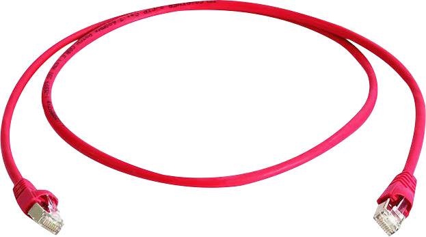 Červený ethernetový kabel se dvěma konektory RJ45, často používaný pro propojení síťových zařízení, jako jsou počítače a routery.