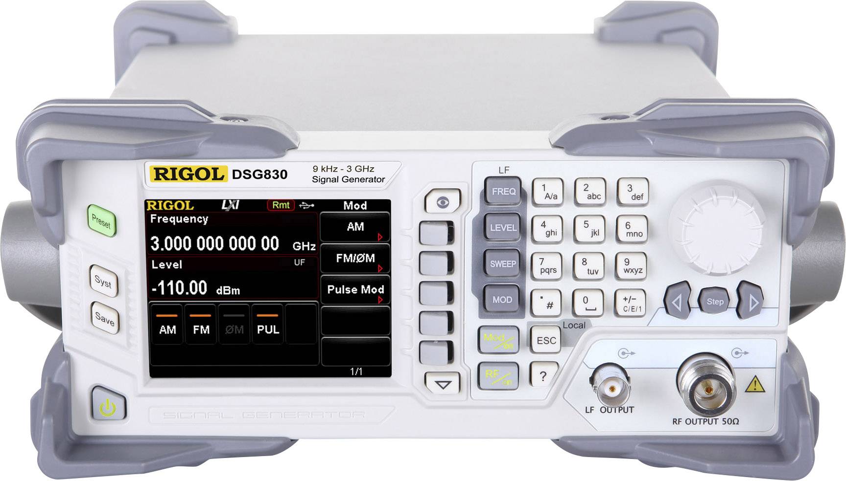 Generátor signálu s displejem zobrazuje 'Frekvence 3.000 000 000 0 GHz' a 'Úroveň -110,00 dBm'. Označení přístroje: RIGOL DSG830.
