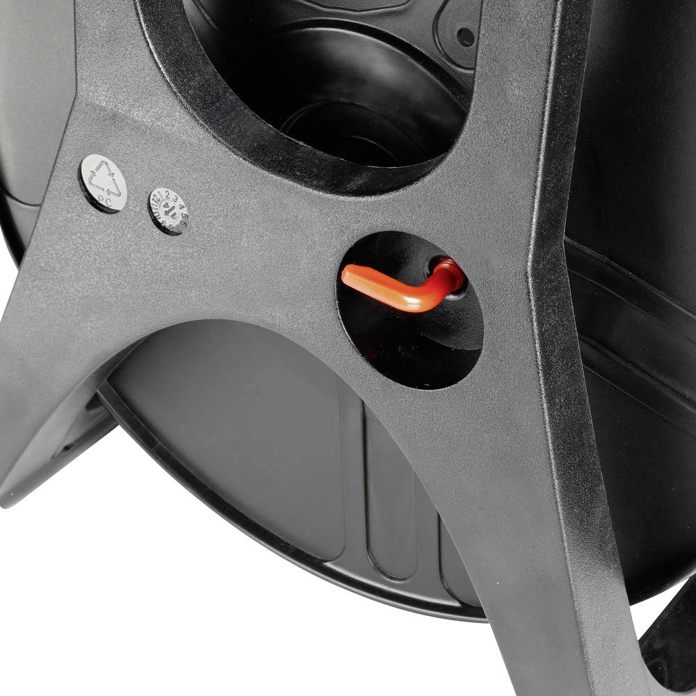 Detailní záběr černého plastového předmětu s oranžovou rukojetí, který je součástí nějakého zařízení; technické detaily nejsou patrné.