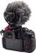 Kamera vybavená velkým mikrofonem a ochranou proti větru, vhodná pro video nebo zvukové nahrávání v exteriérech.