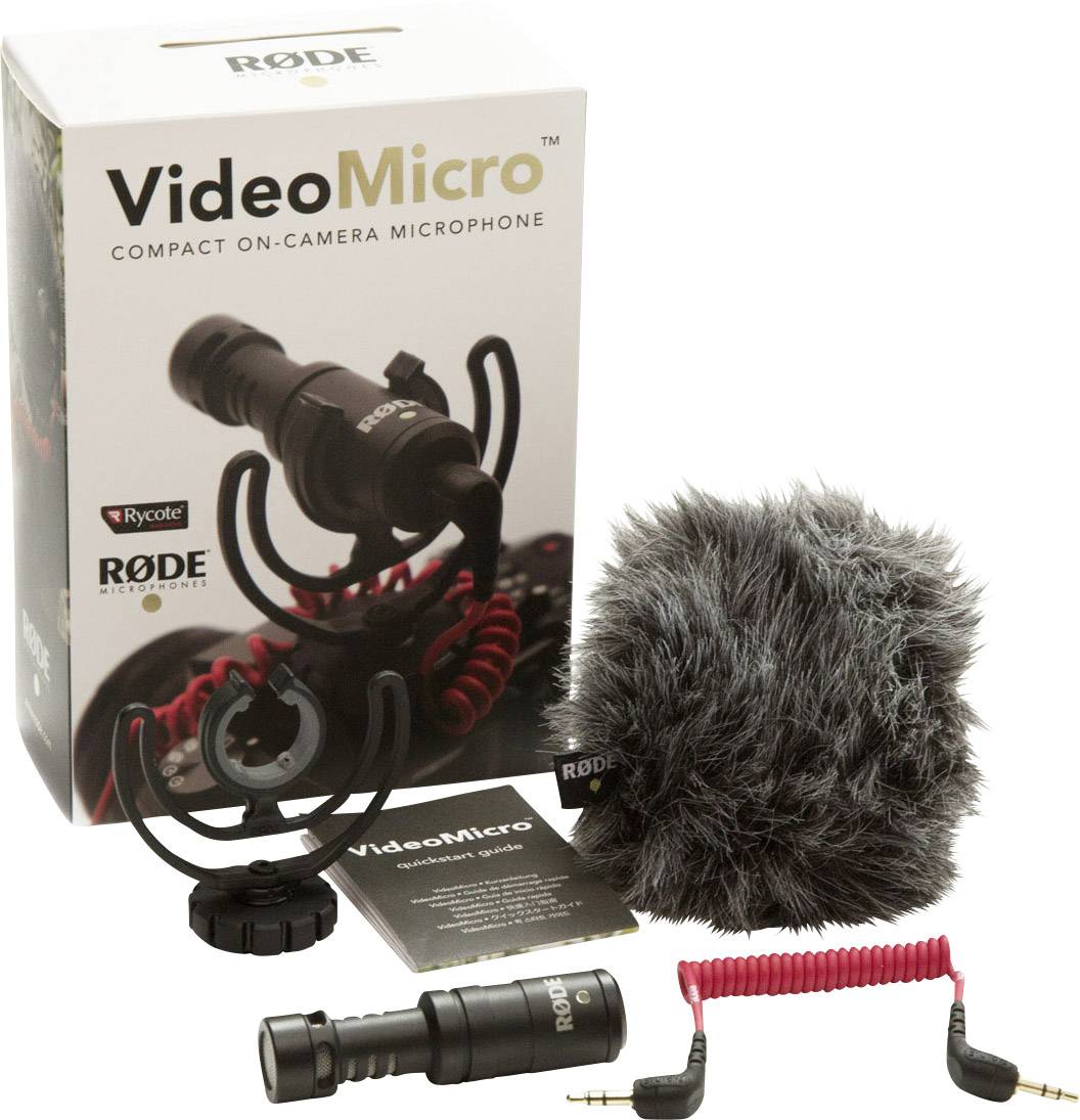 RØDE VideoMicro mikrofon s obalem, chlupatým větruněm a červeným spirálovým kabelem. Kompaktní pro kamery, ideální pro venkovní natáčení.