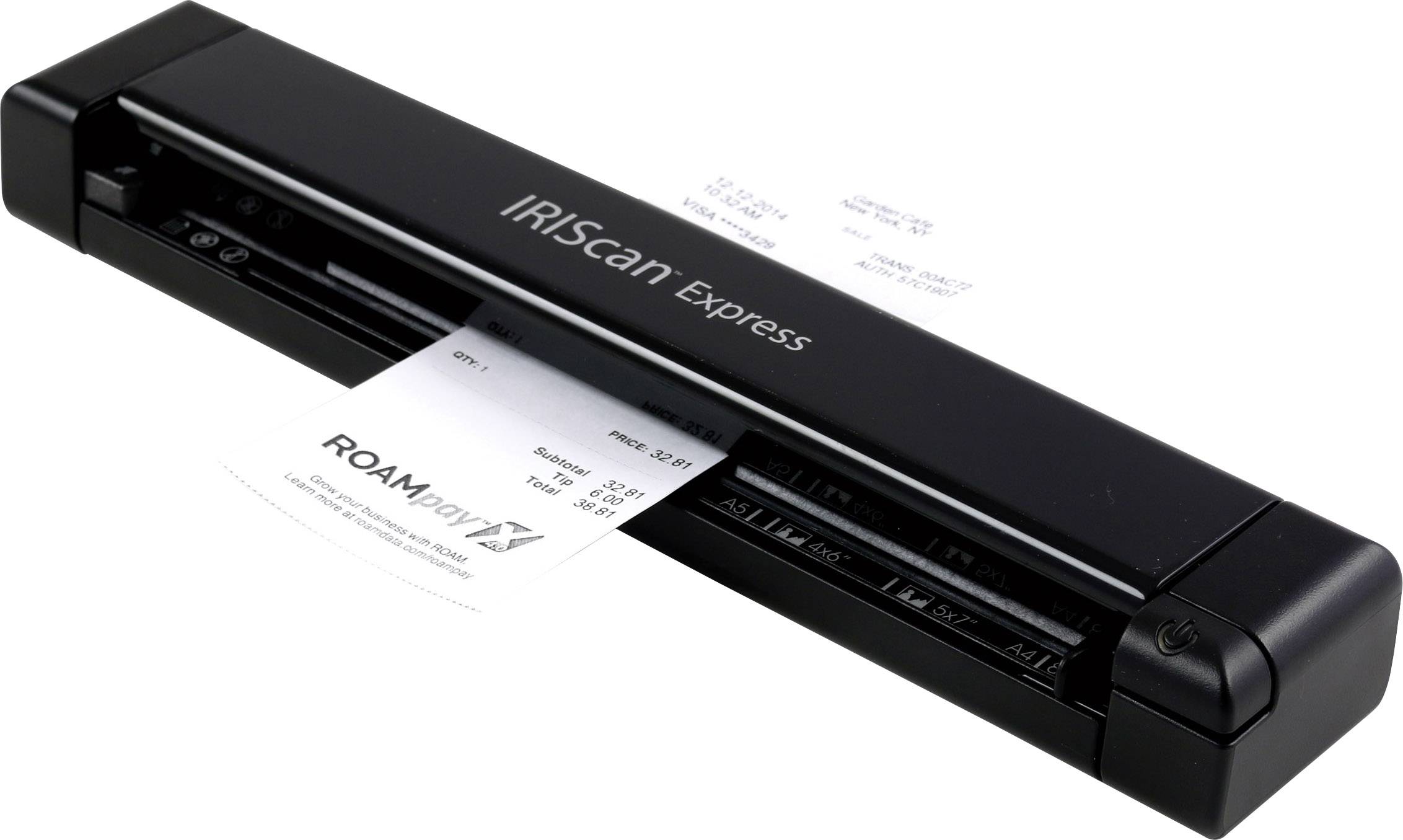 Přenosný skener skenuje dokument s QR kódem. Zařízení je malé, černé a vhodné pro mobilní skenování.