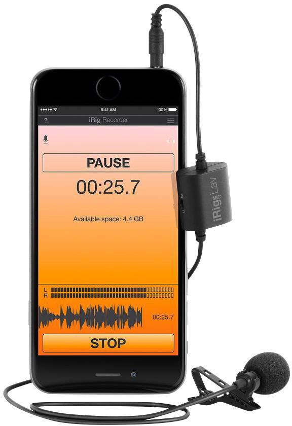 Smartphone s aktivní aplikací 'iRig Recorder' zobrazuje probíhající zvukový záznam a připojený klopový mikrofon.