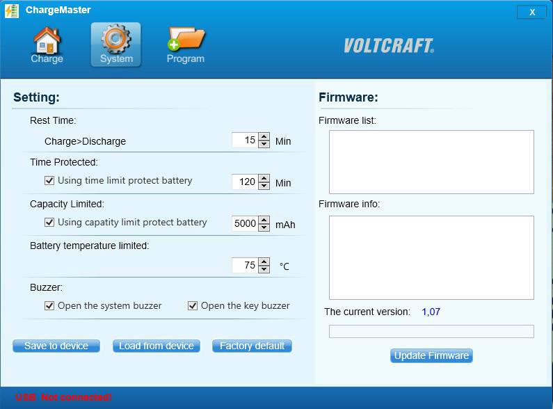 Displej se softwarem nabíječe, zobrazující nastavení pro dobu nabíjení a vybíjení, ochrannou dobu, kapacitu, teplotu a možnosti firmwaru.