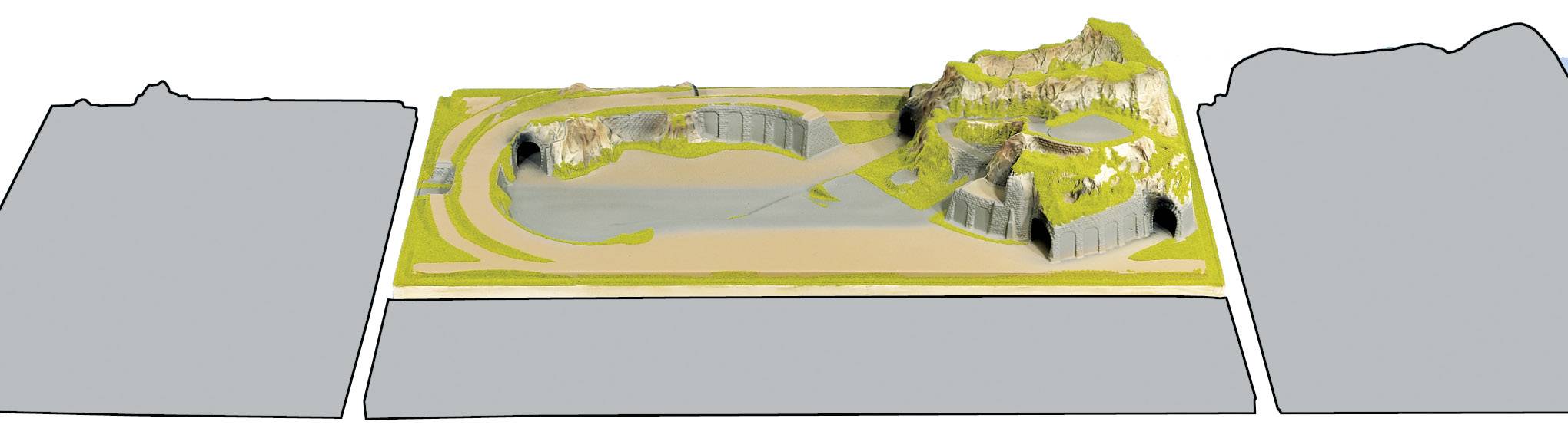 Model kamenolomu s různými úrovněmi a strukturami, obklopený přístupovou cestou. V pozadí mírné svahy.