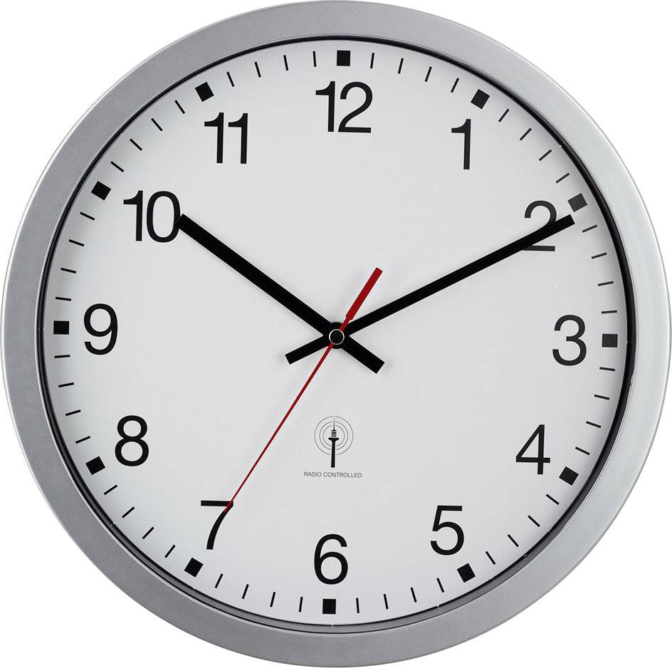 Analogové hodiny s bílým ciferníkem, černými čísly a ručkami. Hodiny ukazují 10:10 a mají červenou sekundovou ručku.