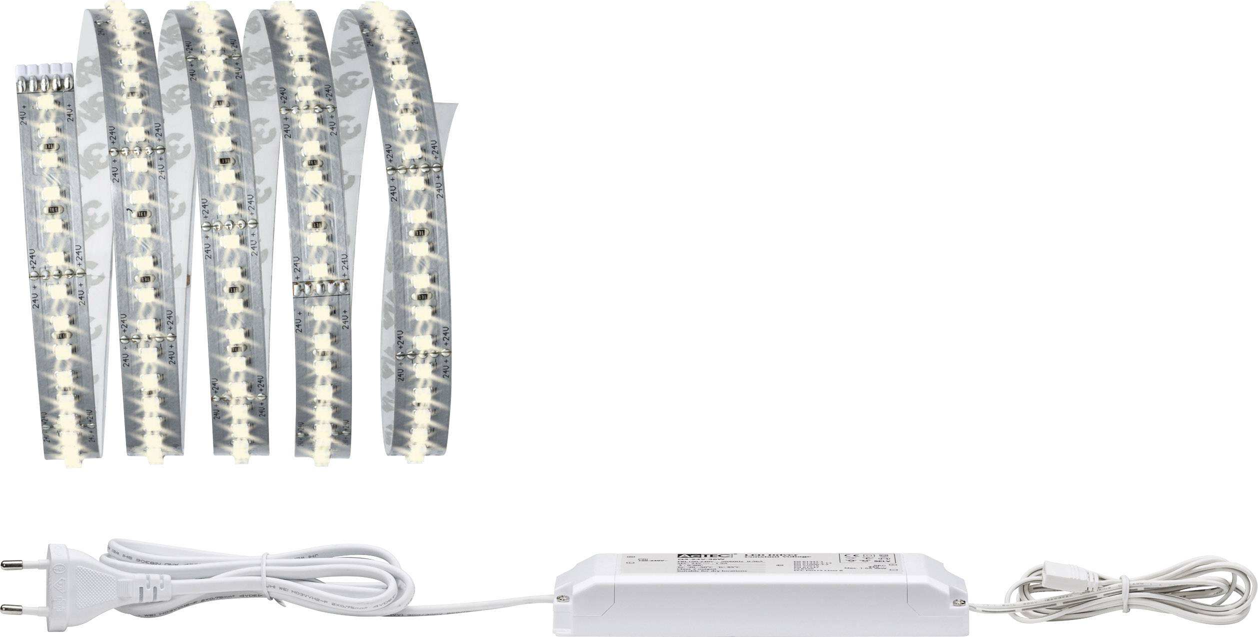 LED pásek se síťovým adaptérem. Pásek svítí bíle a je položený do smyček. Síťový adaptér je bílý, s kabelem a zástrčkou.