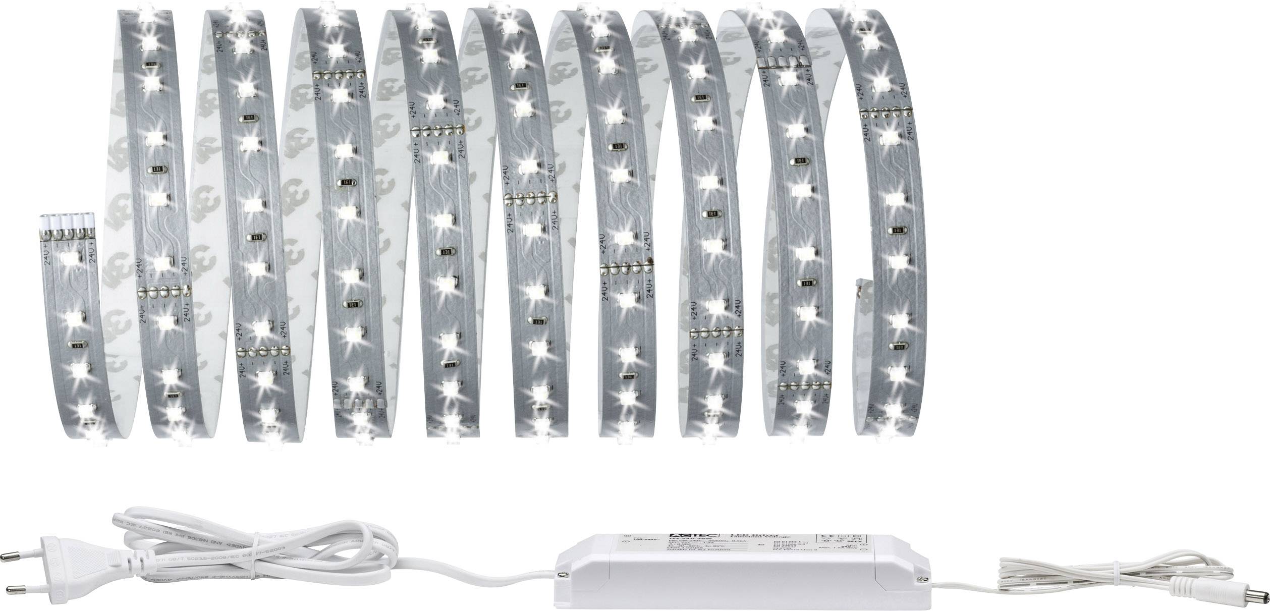 LED světelný pás, bíle svítící, s napájecím kabelem a adaptérem, rozvinutý do několika smyček vedle sebe.