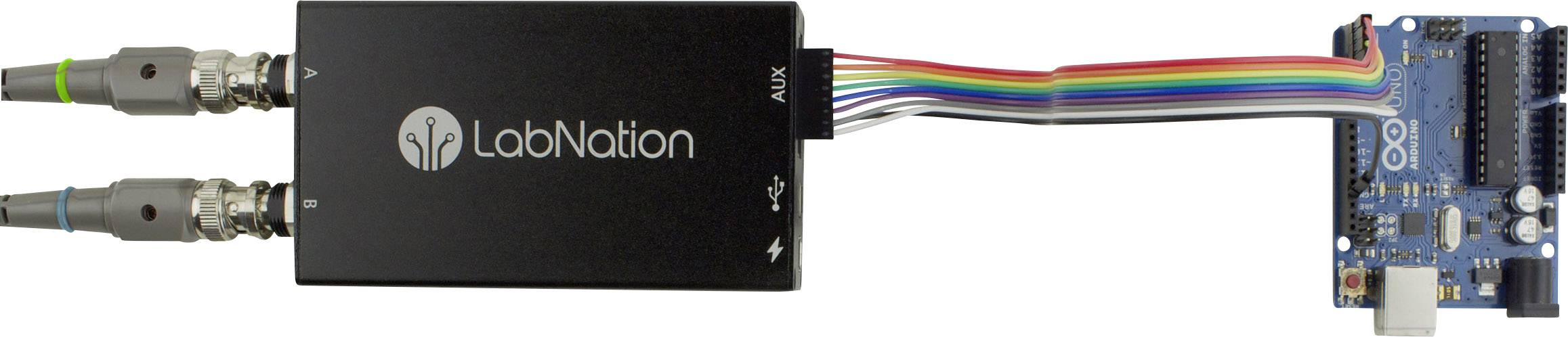 Zařízení 'LabNation' se dvěma kabely vedoucími k modré elektronické desce. Zobrazuje technické propojení mezi zařízeními.