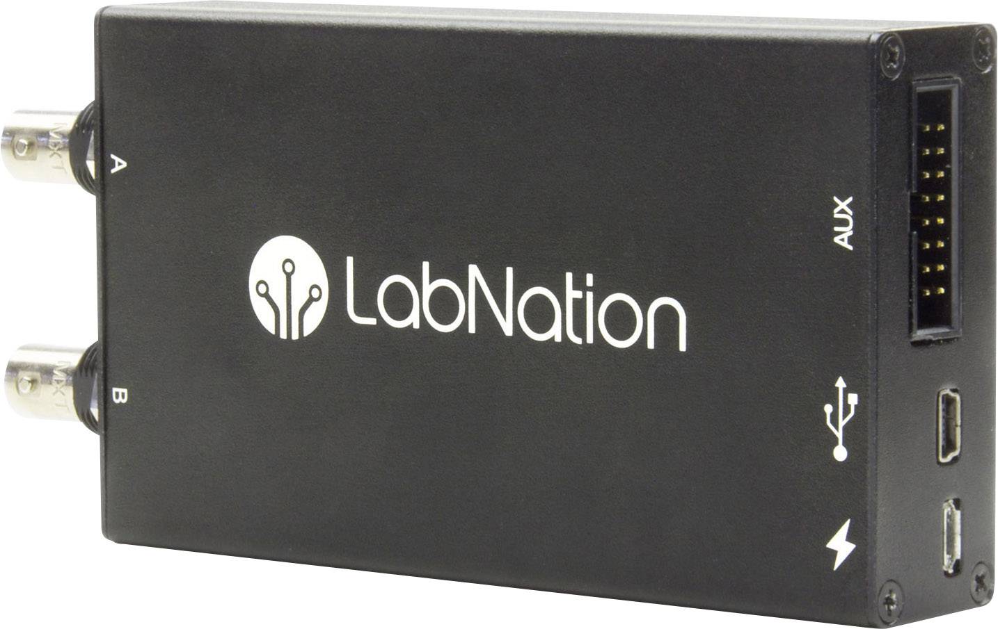 Zařízení obdélníkového tvaru s nápisem 'LabNation', dvěma BNC konektory, USB a AUX porty, v černé barvě.