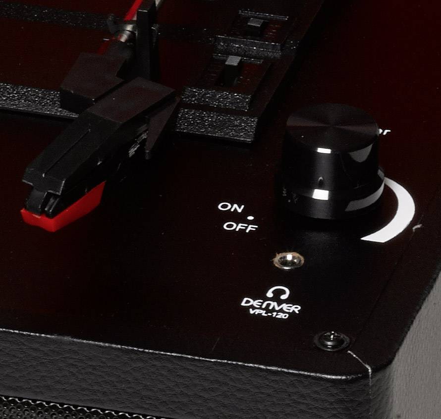 Gramofon s červeným snímačem a otočným knoflíkem v detailu. Spínač nastaven na 'ZAP'. Značka: Denver VPL-120.