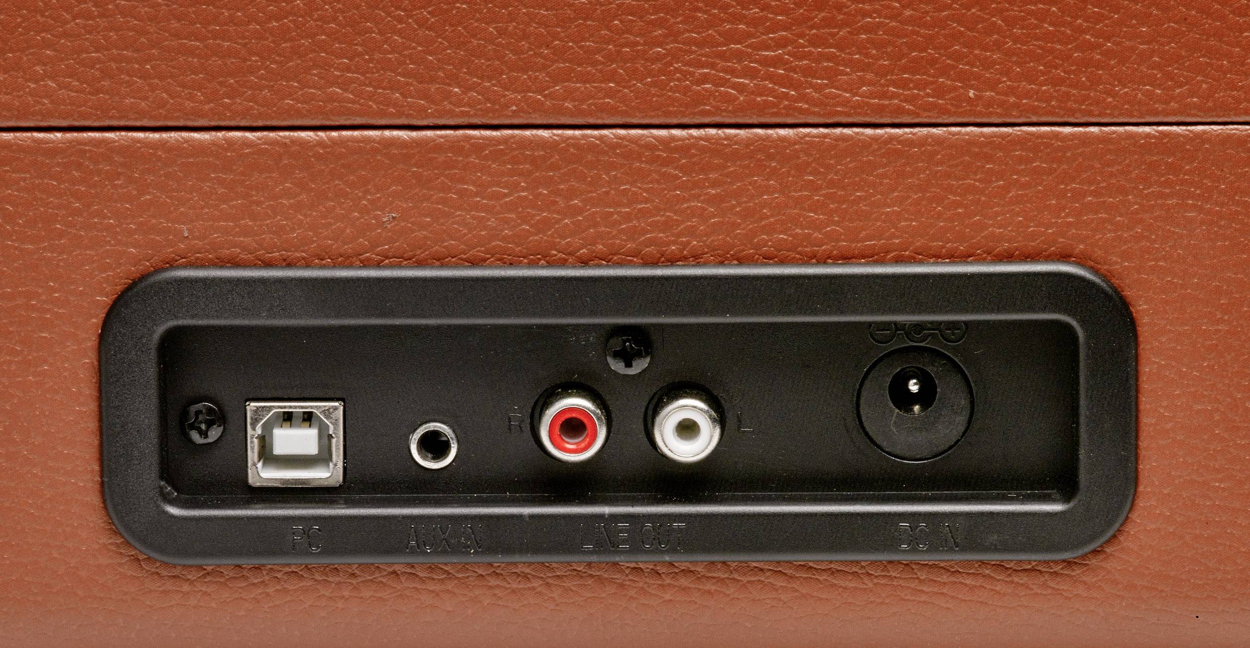 Zadní strana reproduktoru s různými konektory: USB, sluchátka, červené a bílé audio vstupy a napájecí konektor.
