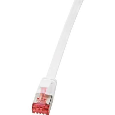 Bílý ethernetový kabel s červeným konektorem, používaný pro síťová připojení.