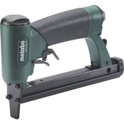 Zeleno-černý pneumatický hřebíkovač značky Metabo, model DKG 80/16, zobrazený na bílém pozadí.