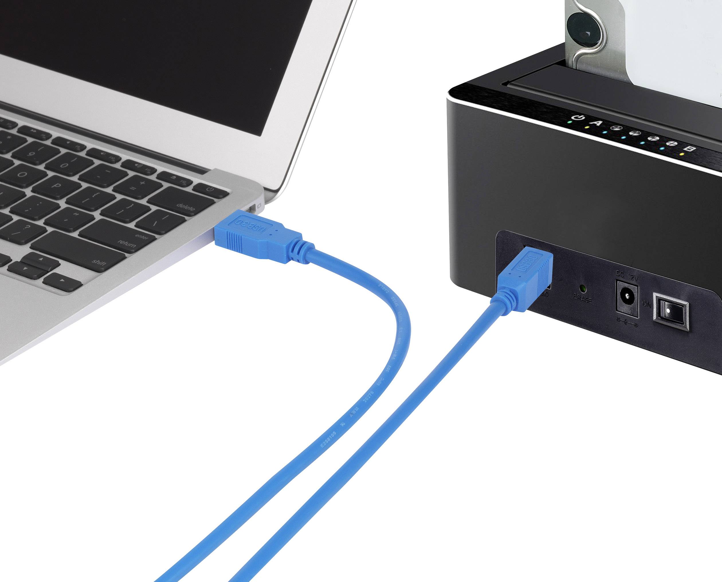 Modrý USB kabel propojuje laptop s tiskárnou. Laptop je umístěn vlevo; tiskárna vpravo.