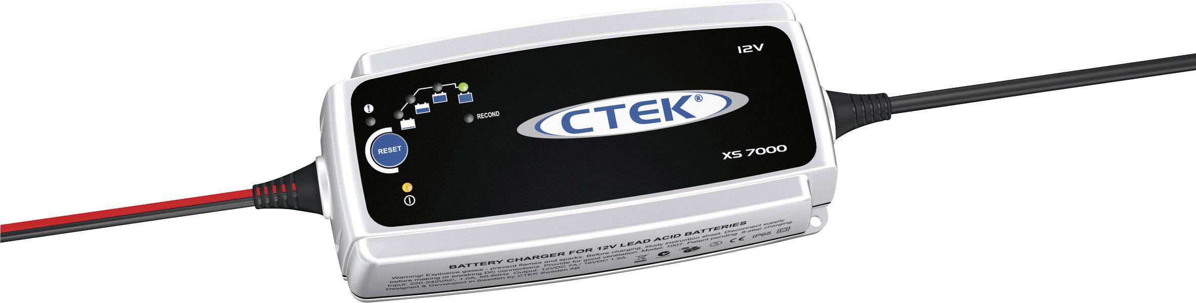 Nabíječka baterií s LCD displejem a konektory na obou koncích, s logem značky 'CTEK' uprostřed, vhodná pro 12V baterie.