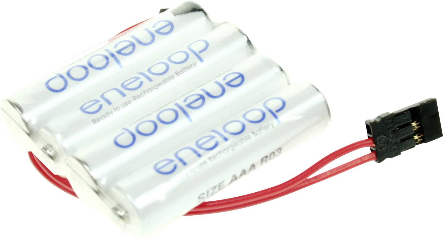 Čtyři vzájemně propojené bílé AA baterie s červenými vodiči a černou zástrčkou. Nápis „eneloop".