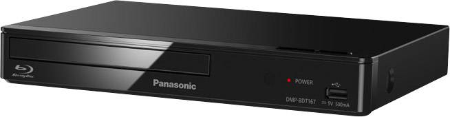 Černý Panasonic Blu-ray přehrávač s viditelným mechanismem pro vložení disku, indikátorem napájení a USB portem na přední straně.