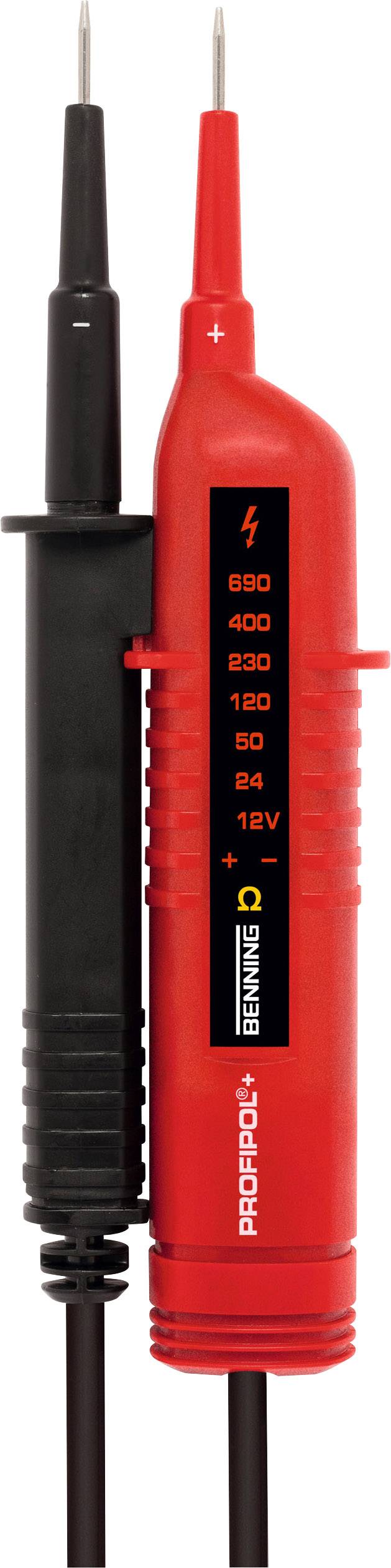Zkoušečka napětí s červenou a černou rukojetí ukazuje napěťové hodnoty od 12 do 690 voltů. Primárně slouží k měření elektrického napětí.