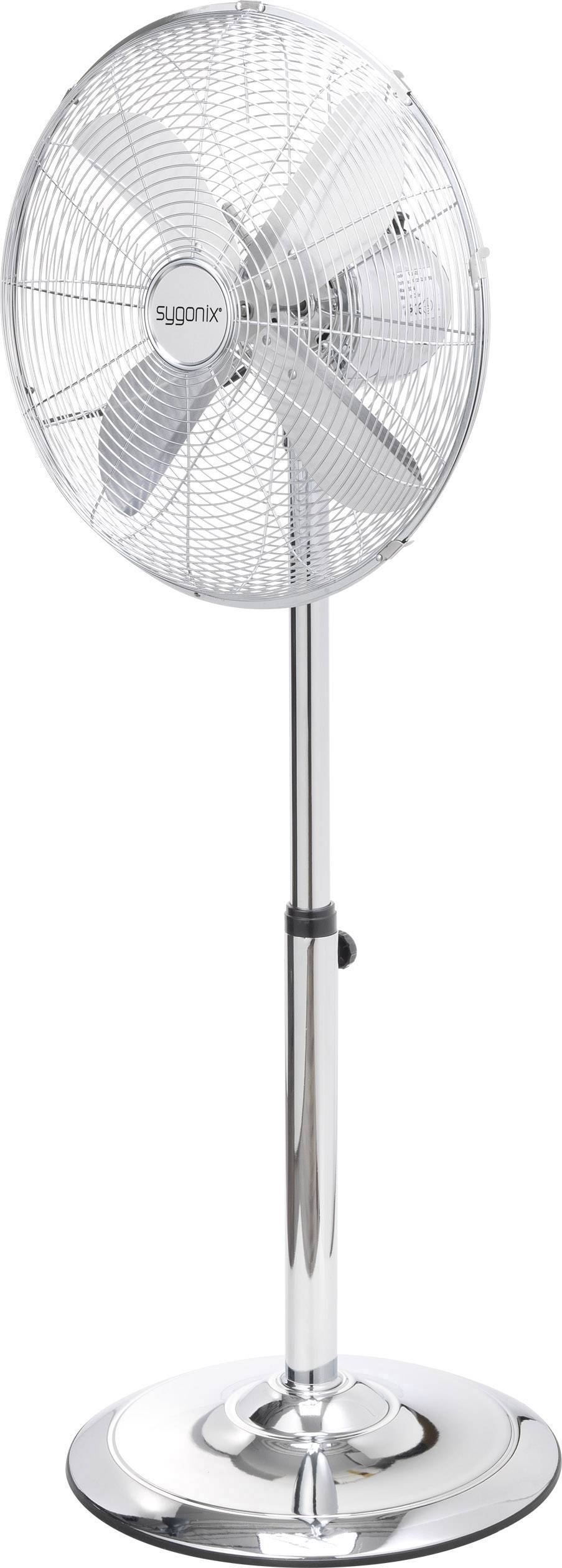 Stříbrný stojanový ventilátor se čtyřmi listy a ochrannou mřížkou stojí na kulatém podstavci.